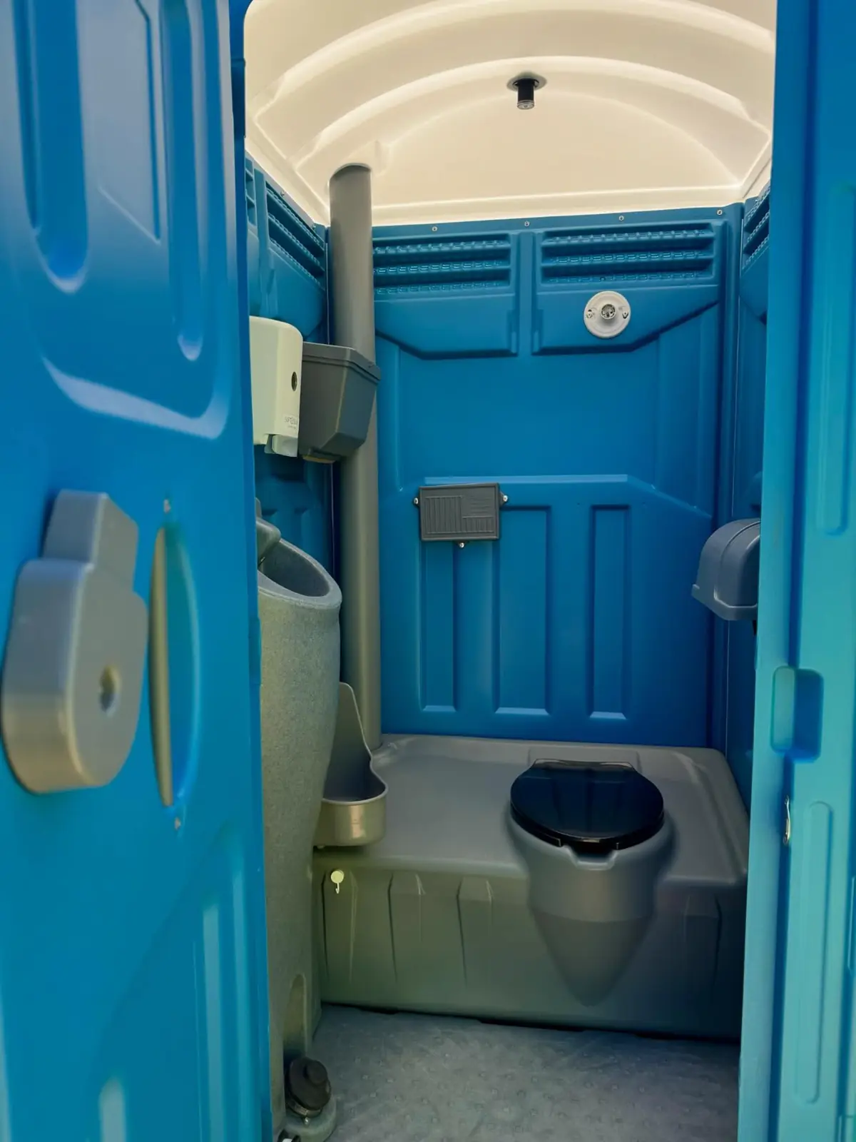 Deluxe unit interior with the foot-pump sink